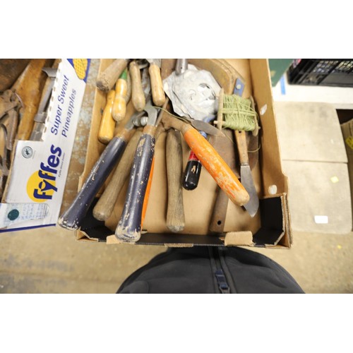 303 - Job lot gardening hand tools