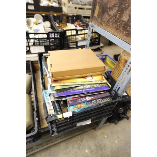 320 - Tray of Terry Pratchett books/calenders