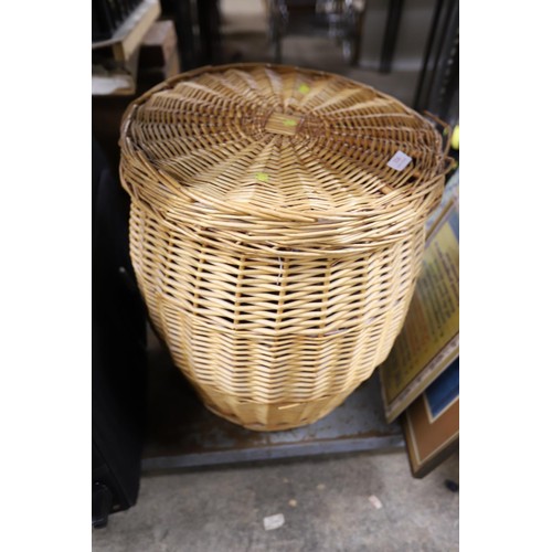 324 - Large laundry basket