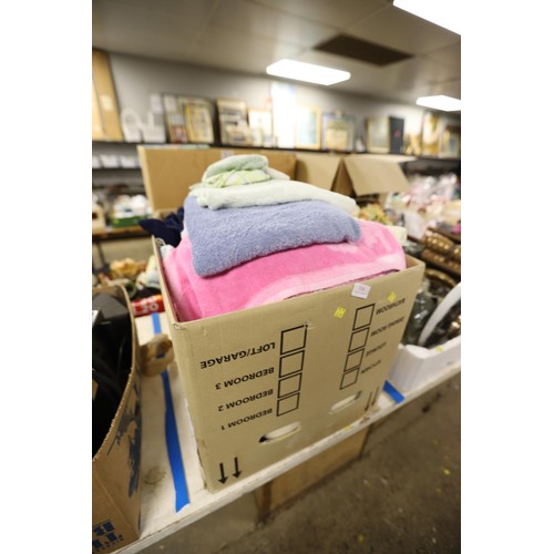 334 - Box of various linen, towels, tea towels, etc