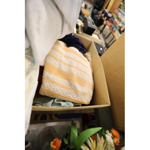 334 - Box of various linen, towels, tea towels, etc