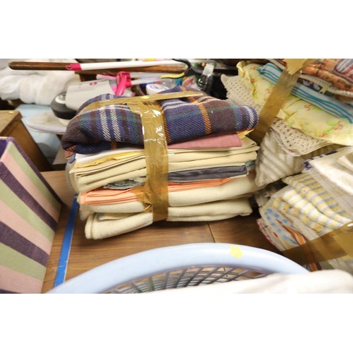 348 - Qty of various linen, blankets, curtains & cushions