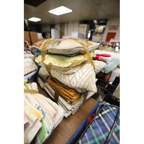 348 - Qty of various linen, blankets, curtains & cushions