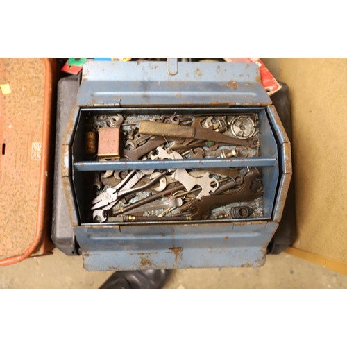 376 - Qty of saws & metal tool boxes, & contents