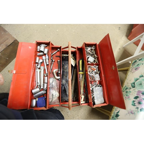 376 - Qty of saws & metal tool boxes, & contents