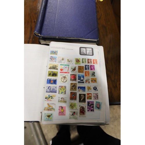 410 - Worldwide stamp collection in 3 albums