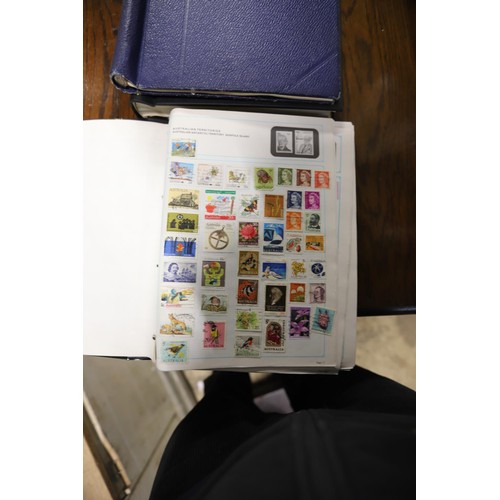 410 - Worldwide stamp collection in 3 albums