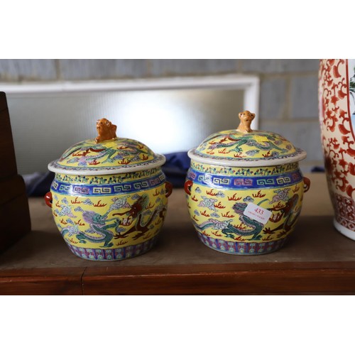 433 - 2 Chinese vases with lids