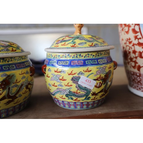 433 - 2 Chinese vases with lids