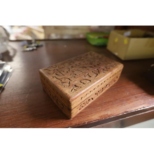 475 - Carved wooden box silver old coins, old £5 note, collectable 50p's, etc