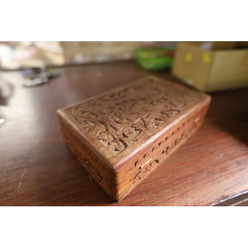 475 - Carved wooden box silver old coins, old £5 note, collectable 50p's, etc