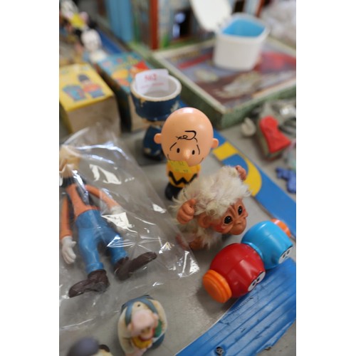 562 - Vintage character egg cups & other character toys - Bill & Ben, Snoopy, etc