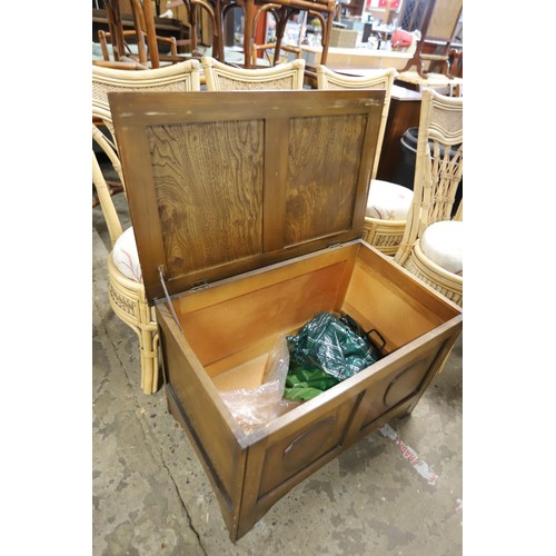 583 - Small oak blanket chest