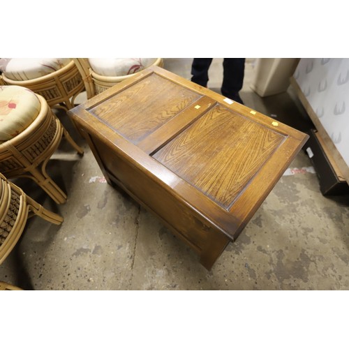 583 - Small oak blanket chest