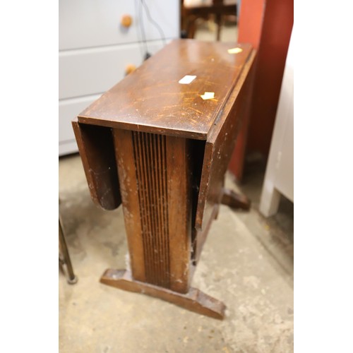 621 - Small oak drop leaf table