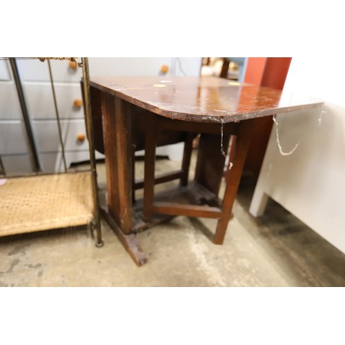 621 - Small oak drop leaf table