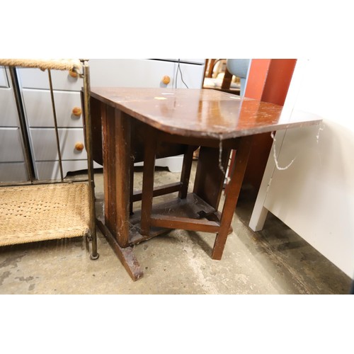 621 - Small oak drop leaf table