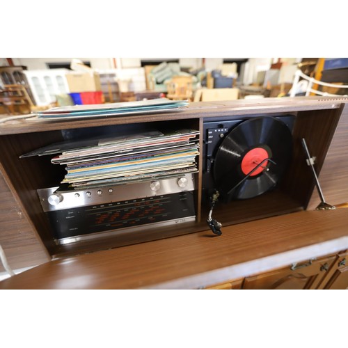 623 - HMV stereograph (a/f) with records - warranted until 12 noon Tuesday following the above sale