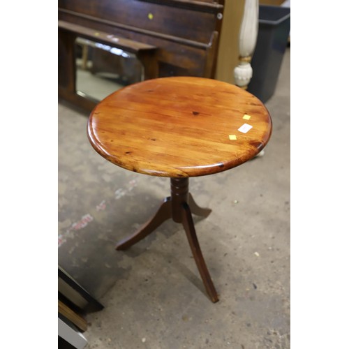 655 - Small round occasional table