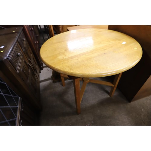 663 - Wooden circular table