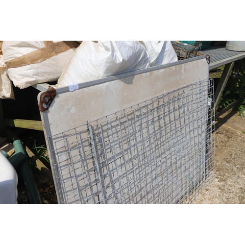 4 - 2 x galvanised mesh & white board