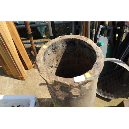 32 - Chimney pot, a/f