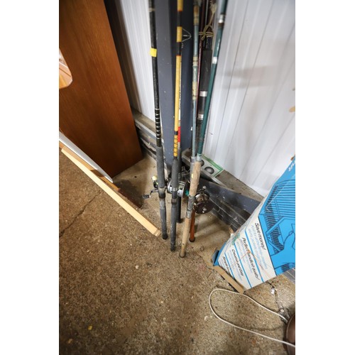 128 - 6 x fishing rods & landing net