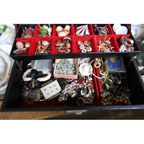 506 - Jewellery box with jewellery