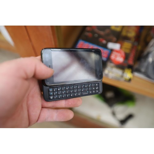 517 - Nokia N900 phone & accessories