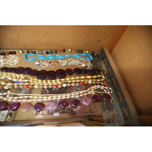 525 - Qty of beaded necklaces