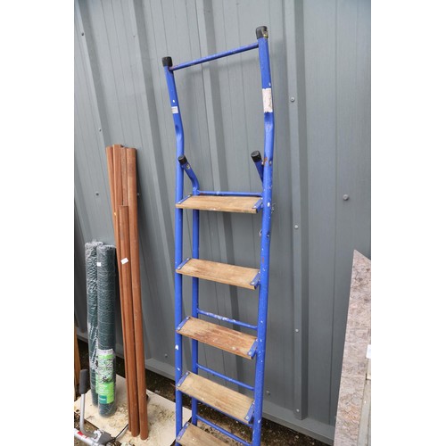 15 - Blue step ladder/ladder with attachment for stairs