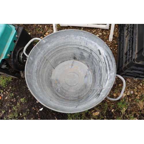 38 - intage galvanised wash bucket complete with lid, good condition, no leak