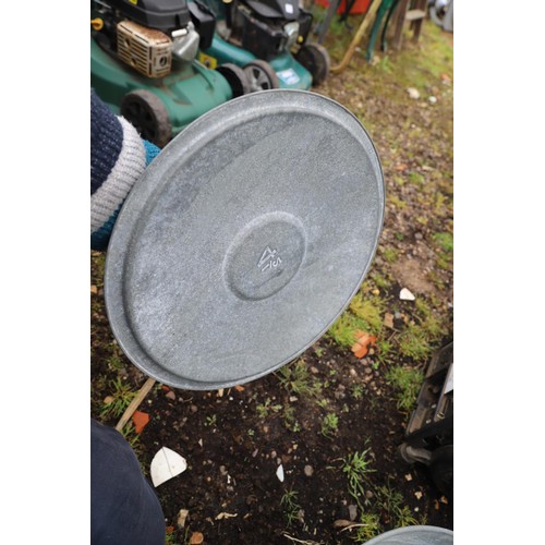 38 - intage galvanised wash bucket complete with lid, good condition, no leak