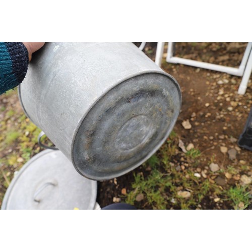 38 - intage galvanised wash bucket complete with lid, good condition, no leak