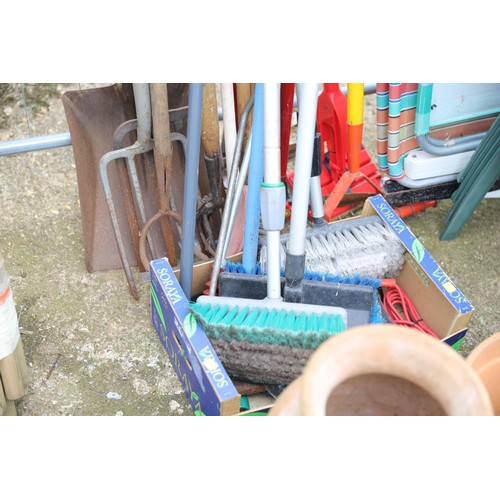 24 - Qty of garden tools, incl wolf, car cleaniing brushes, jump leads, bird feeder, etc