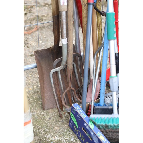 24 - Qty of garden tools, incl wolf, car cleaniing brushes, jump leads, bird feeder, etc