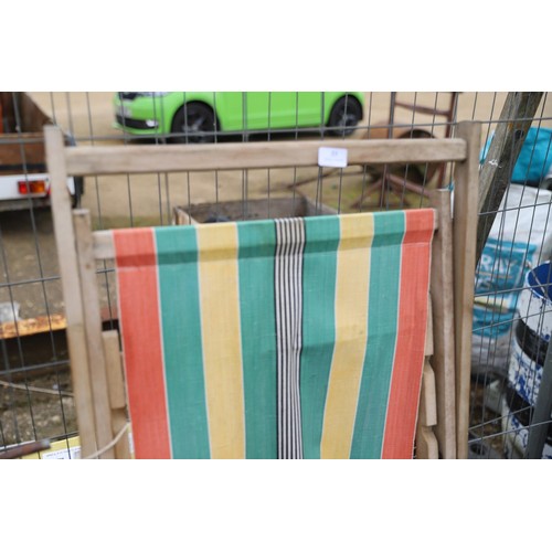 33 - Vintage canvas seated deck chair