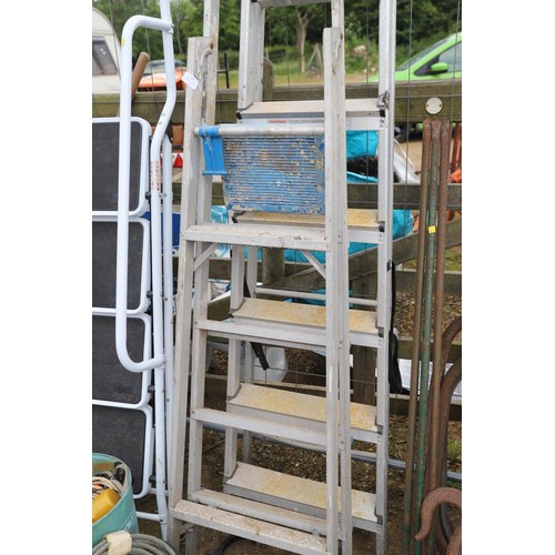 37 - 2 sets of aluminium steps