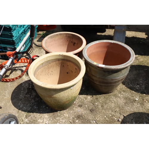 75 - 3 terracotta pot, coloured