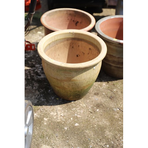 75 - 3 terracotta pot, coloured