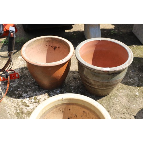 75 - 3 terracotta pot, coloured