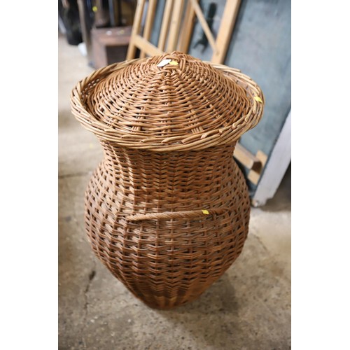 152 - 2 wicker laundry baskets