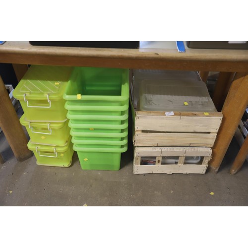 318 - 8 snap case medium, 3 yellow snap cases & 7 plastic containers