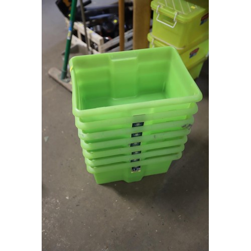 318 - 8 snap case medium, 3 yellow snap cases & 7 plastic containers