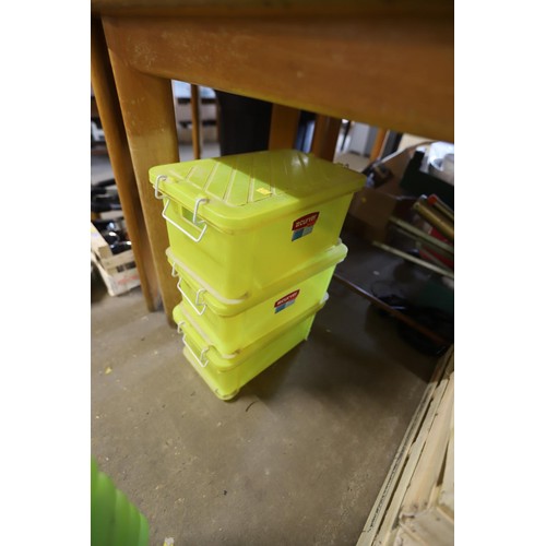 318 - 8 snap case medium, 3 yellow snap cases & 7 plastic containers