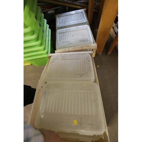 318 - 8 snap case medium, 3 yellow snap cases & 7 plastic containers