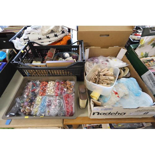 328 - Box of craft items & vintage sewing items