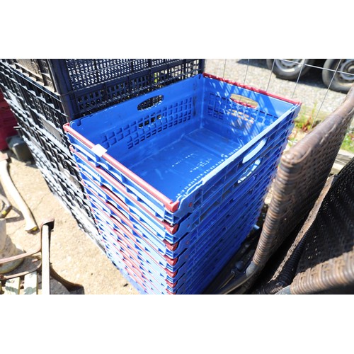 31 - 10 x blue stacking bale arm crates