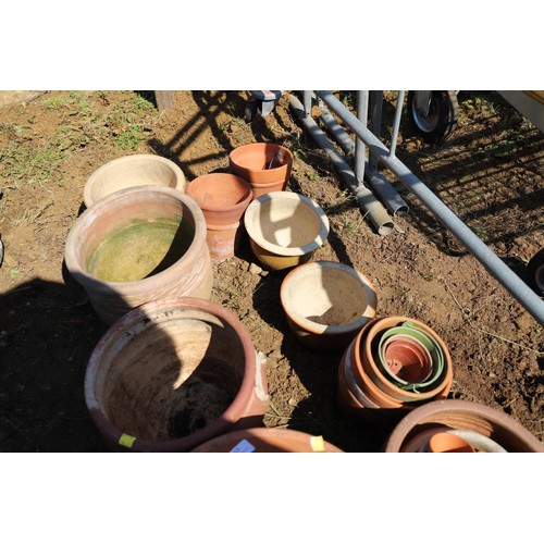 63 - Qty of terracotta pots