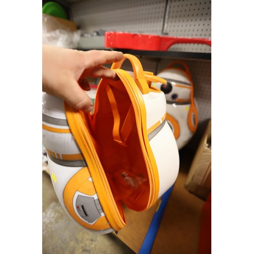 254 - 2 Star Wars suitcases